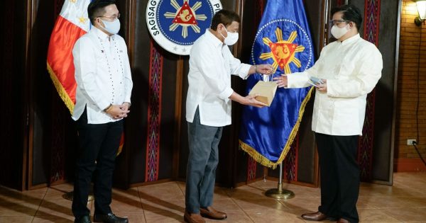 Bong Go Assures Pgh Workers Of Benefits As Prrd Confers Order Of Lapu Lapu On Them Free Spits 